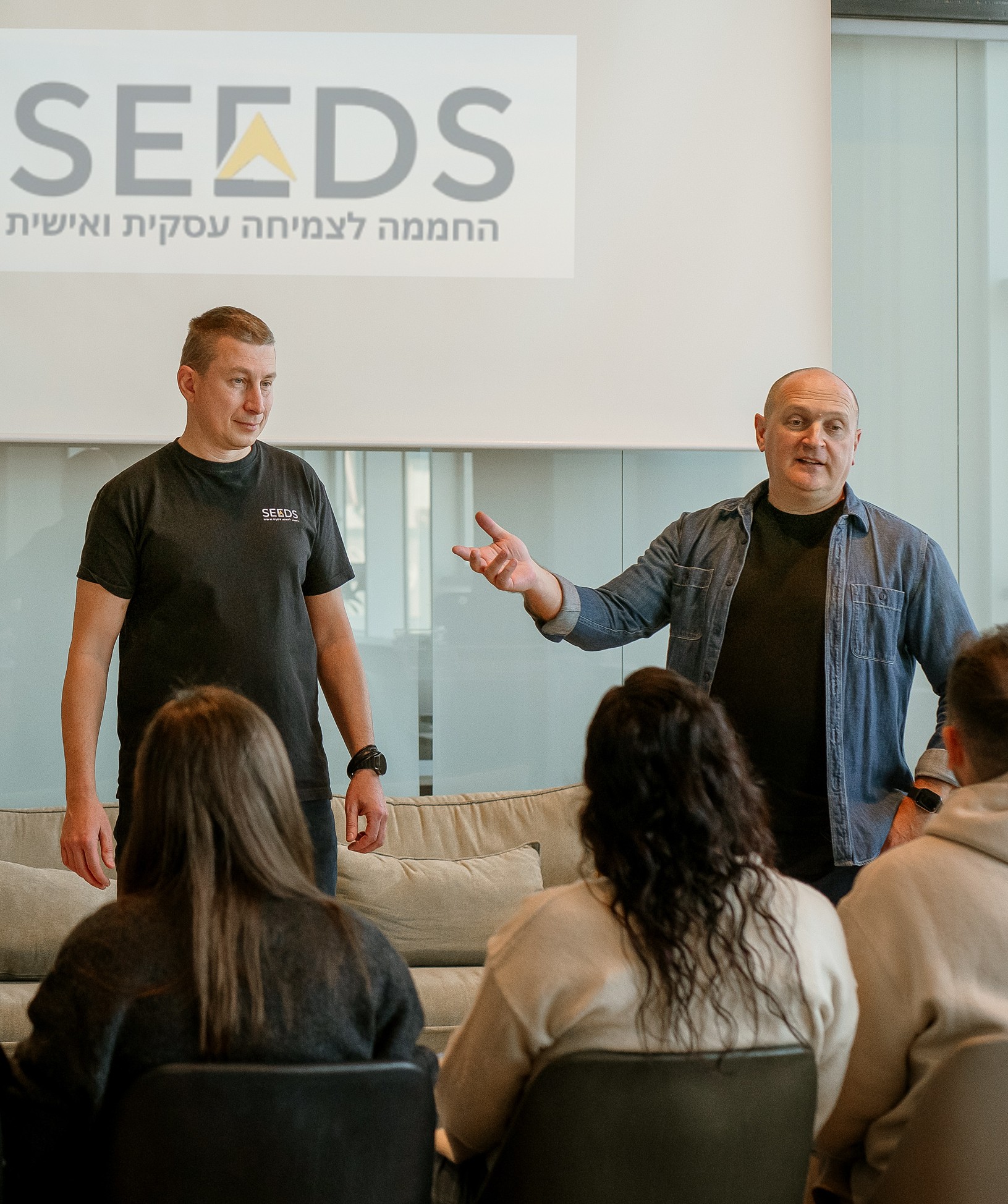 קוסטה ורן מול קהל באירוע SEEDS